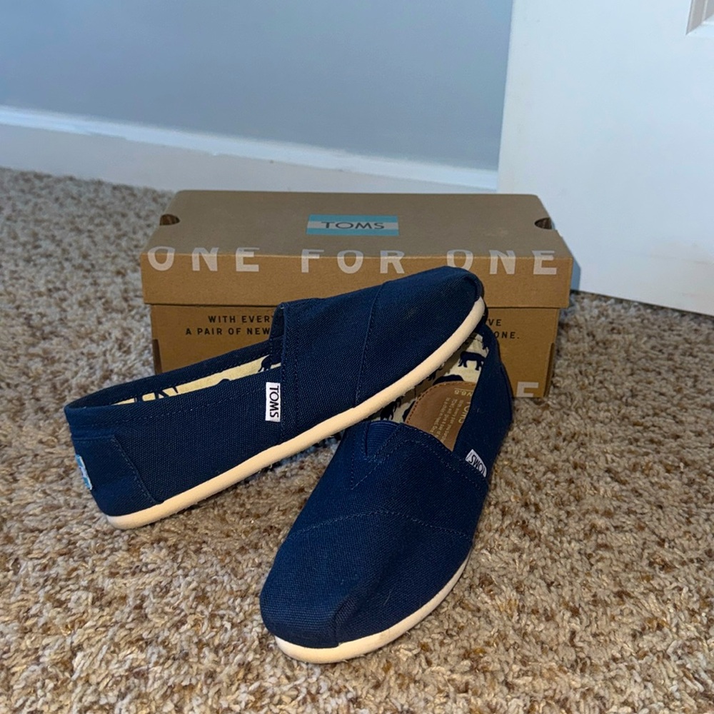 Never worn, navy blue Tom’s.